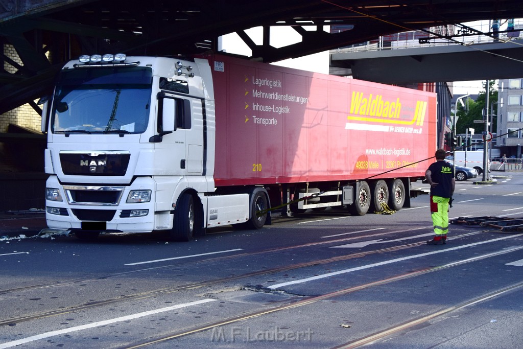 LKW blieb unter Bruecke haengen Koeln Deutz Opladenerstr Deutz Muelheimerstr P082.JPG - Miklos Laubert